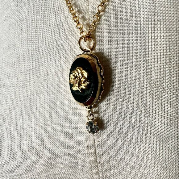Black and gold tone  rose vintage pendant necklace - Picture 2 of 9